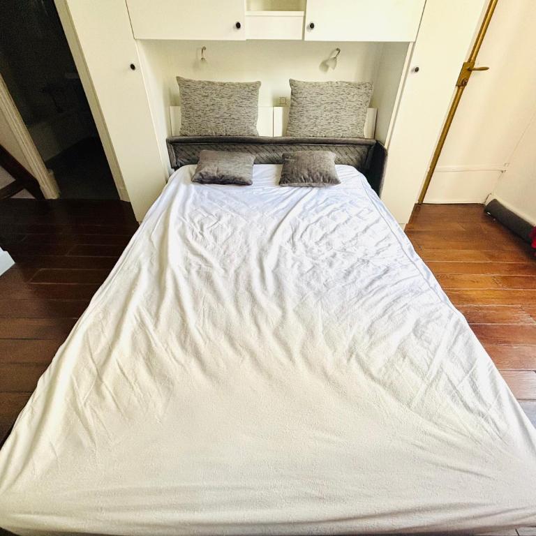 Spacious loft in the Marais - One-Bedroom Apartment - 12