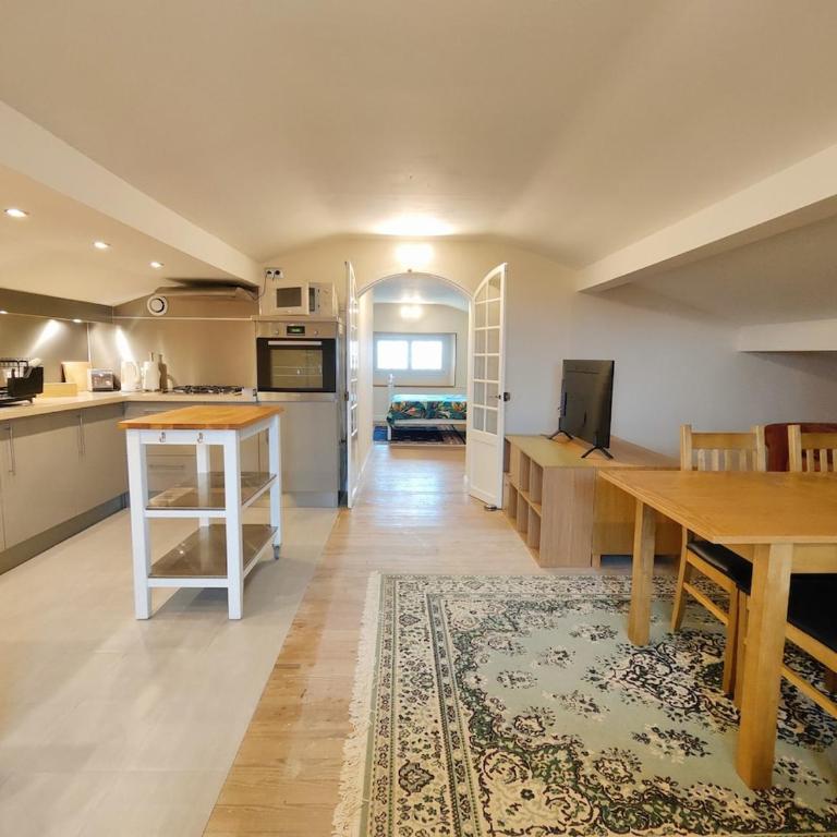 Appartement indépendant au HI PYRENEES - Maison d'hôtes de charme pour vos vacances & ski - Jardin privé de 4000 m2 face au Pic du Midi - 6 min en voiture de Bagnères & 30 min en bus jusqu'à La Mongie et Lourdes - Apartment mit 1 Schlafzimmer - 8