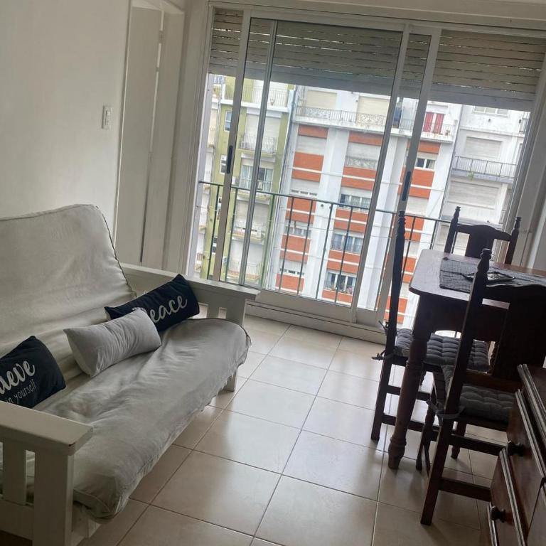 Depto dos ambientes avenida Colón, excelente ubicación - Apartamento de 1 dormitorio - 2