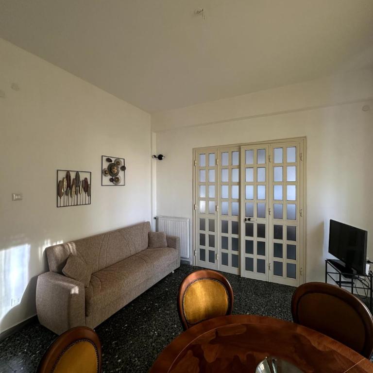 Elena's House - Three-Bedroom Apartment with Balcony - 8