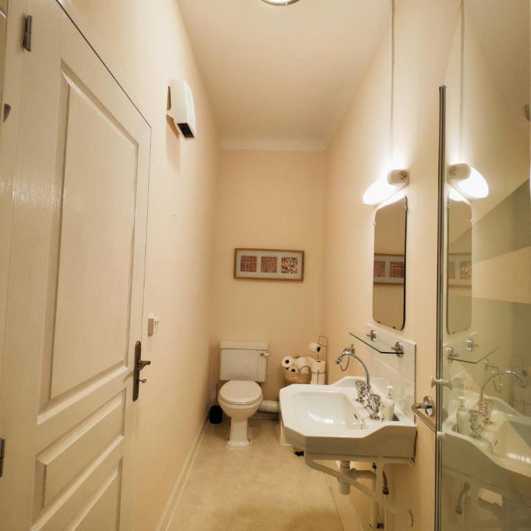 HI PYRENEES - Maison d'hôtes de charme pour vos vacances & ski - Jardin privé de 4000 m2 face au Pic du Midi - 6 min en voiture de Bagnères & 30 min en bus jusqu'à La Mongie et Lourdes - Chambre Double - Vue sur Montagne - 4