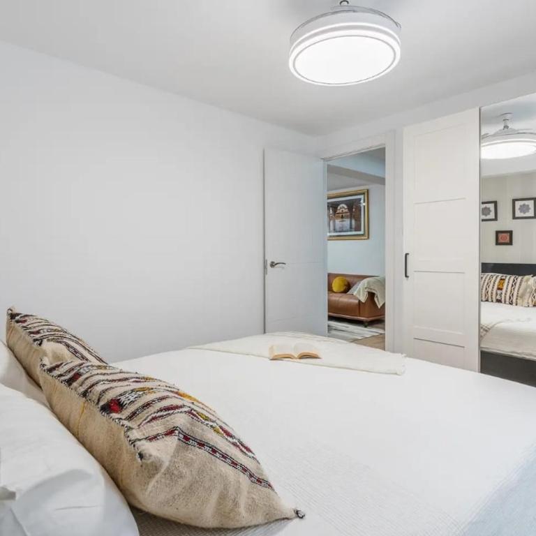 Casa al Andalus - Chic, serene, and Posh Center City Pad - Three-Bedroom Apartment - 16