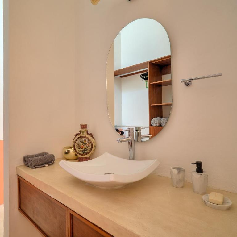 La Casa de los Platos - Four-Bedroom House - 77