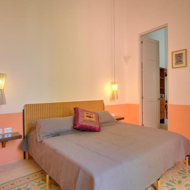 La Casa de los Platos - Four-Bedroom House - 82