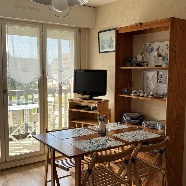 Appartement 2 Pièces avec Loggia Vue Mer et Parking, Près de la Plage - FR-1-712-38 - Apartment - 1