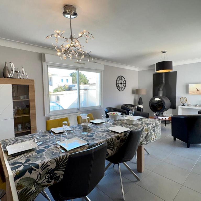 Maison Spacieuse avec Piscine Privée et Jardin à Saint Jean de Monts - FR-1-323-381 - Maison de Vacances - 5
