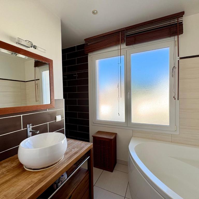 Maison Spacieuse avec Piscine Privée et Jardin à Saint Jean de Monts - FR-1-323-381 - Maison de Vacances - 9