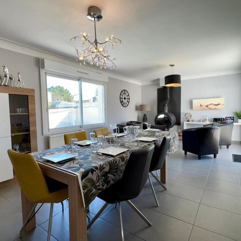 Maison Spacieuse avec Piscine Privée et Jardin à Saint Jean de Monts - FR-1-323-381 - Maison de Vacances - 17