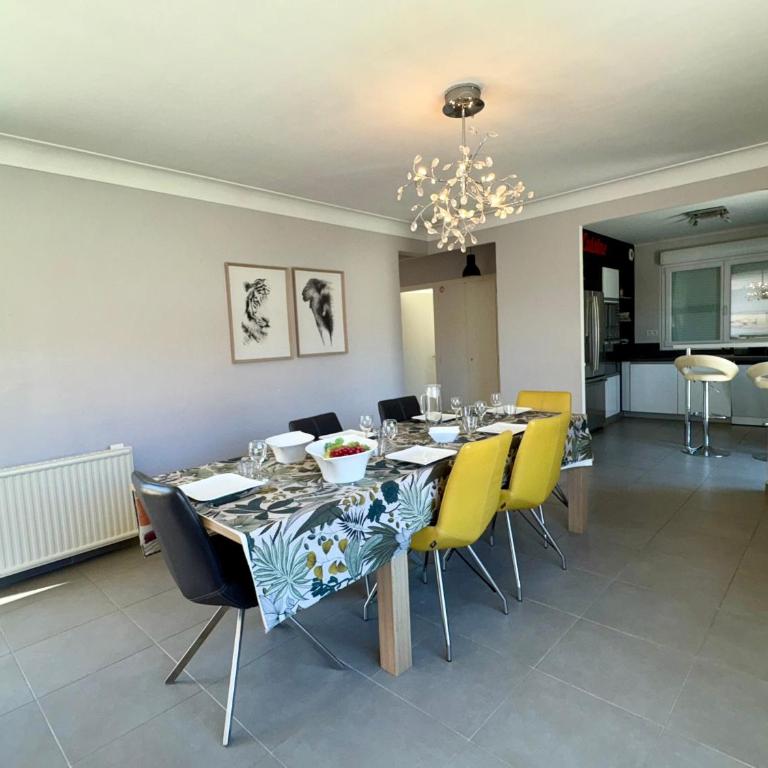 Maison Spacieuse avec Piscine Privée et Jardin à Saint Jean de Monts - FR-1-323-381 - Maison de Vacances - 23