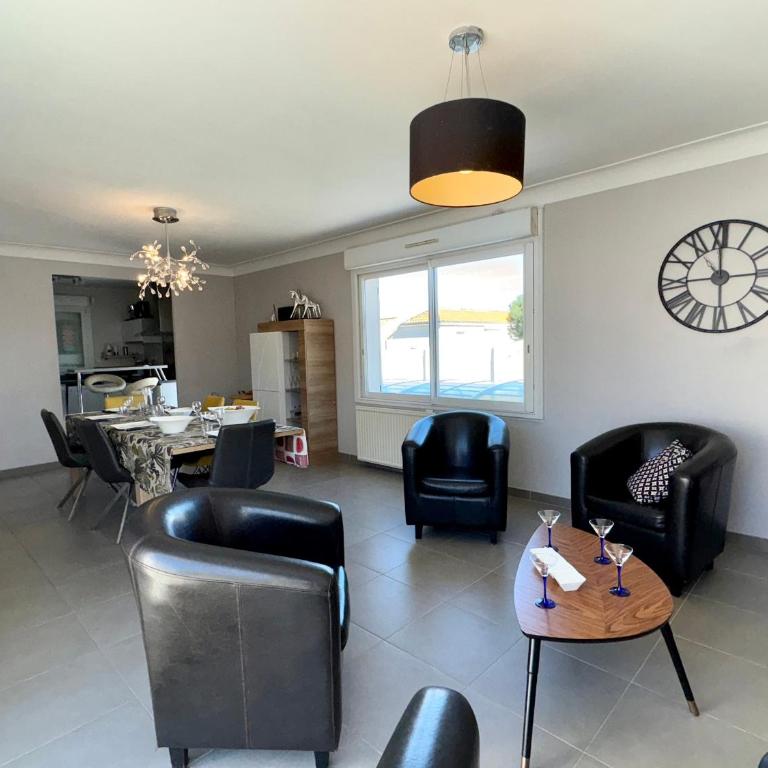 Maison Spacieuse avec Piscine Privée et Jardin à Saint Jean de Monts - FR-1-323-381 - Maison de Vacances - 24