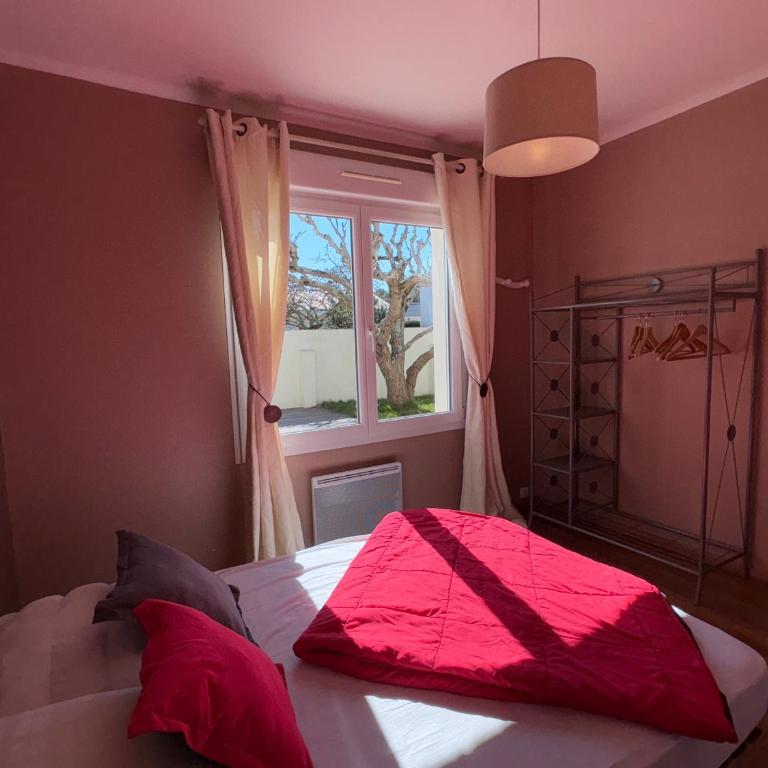 Maison Spacieuse avec Piscine Privée et Jardin à Saint Jean de Monts - FR-1-323-381 - Maison de Vacances - 35