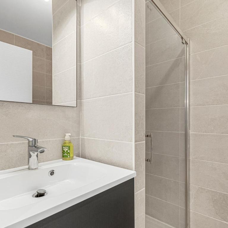 Le 701, Climatisé, toit terrasse vue mer, parking - Three-Bedroom Apartment - 15