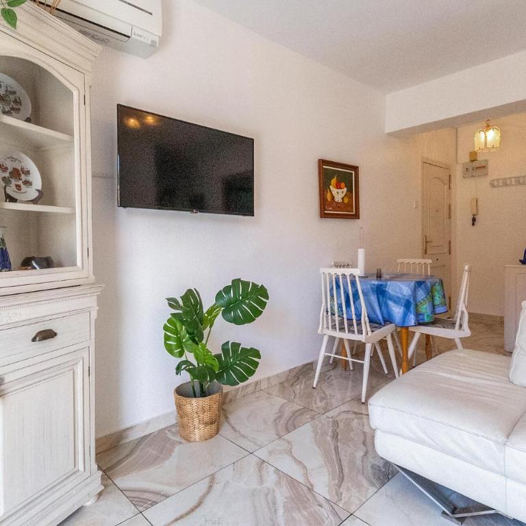 Beautiful Apartment In Torrevieja - Apartamento de 3 dormitorios - 2