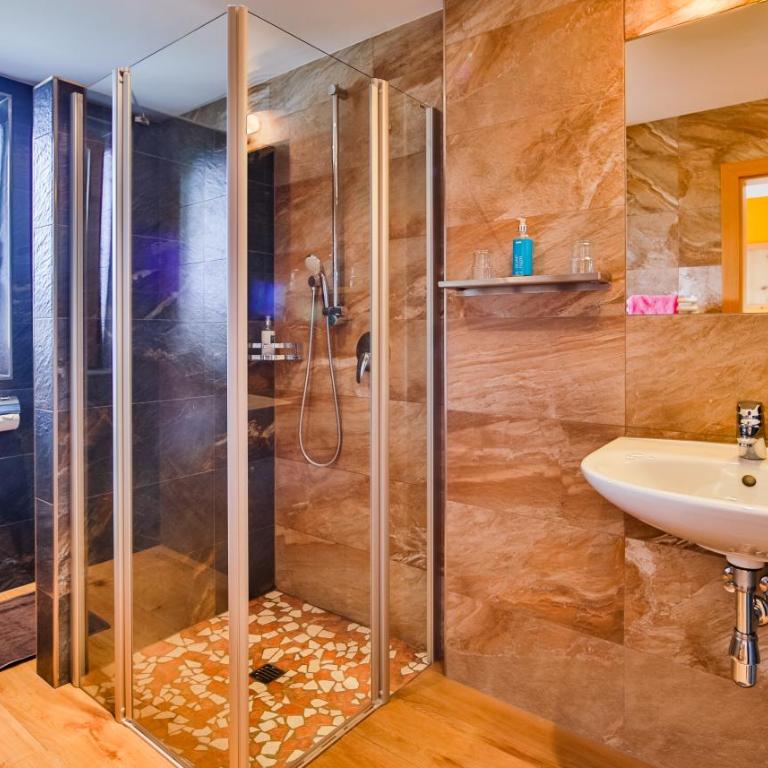 Simone's Platzerl - inklusive täglichem freien Eintritt Tauern Spa - nur 5 Gehminuten, Sommerkarte, privatem Garten mit Schwimmteich, Grill und Saunabereich - Deluxe Doppelzimmer mit Balkon - 21