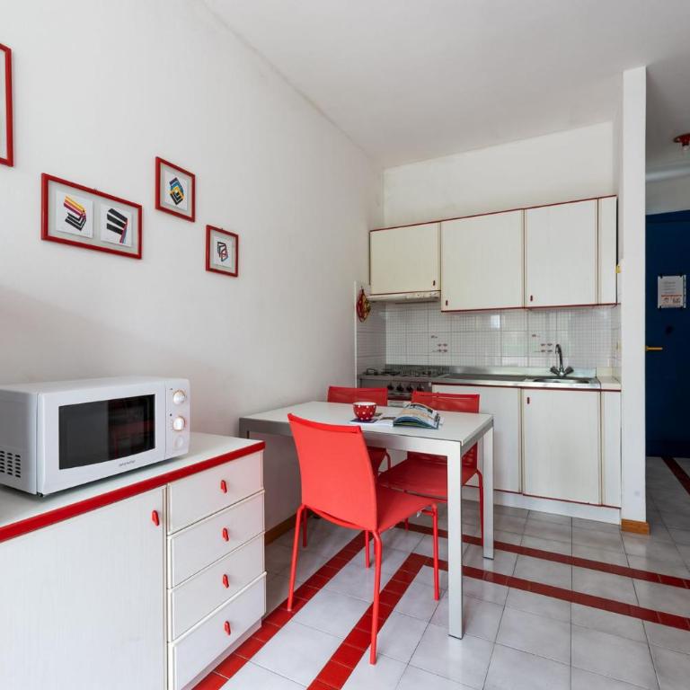 Cozy flat with balcony near the beach in Bibione - Apartment - 3