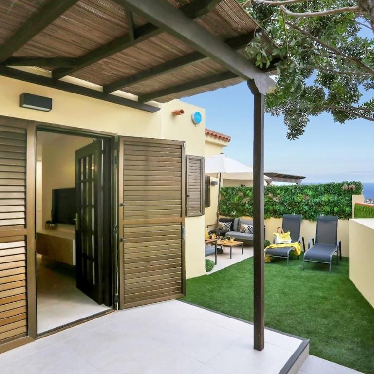 Elegant Coastal Retreat with Private Terrace & Pool Access - Vacation Home - 11