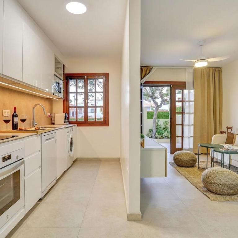 Elegant Coastal Retreat with Private Terrace & Pool Access - Vacation Home - 51