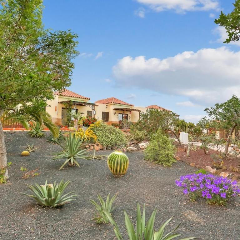 Elegant Coastal Retreat with Private Terrace & Pool Access - Vacation Home - 24