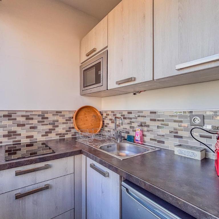 Contemporary 2P Studio Just Steps from the Beach - Studio - 8