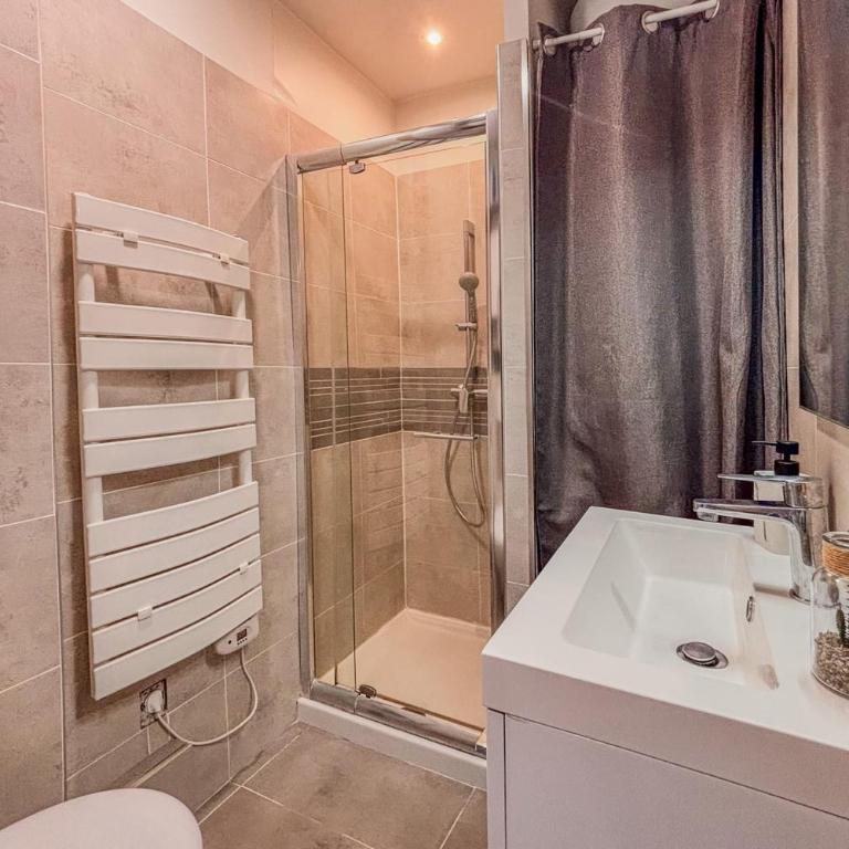 Contemporary 2P Studio Just Steps from the Beach - Studio - 10