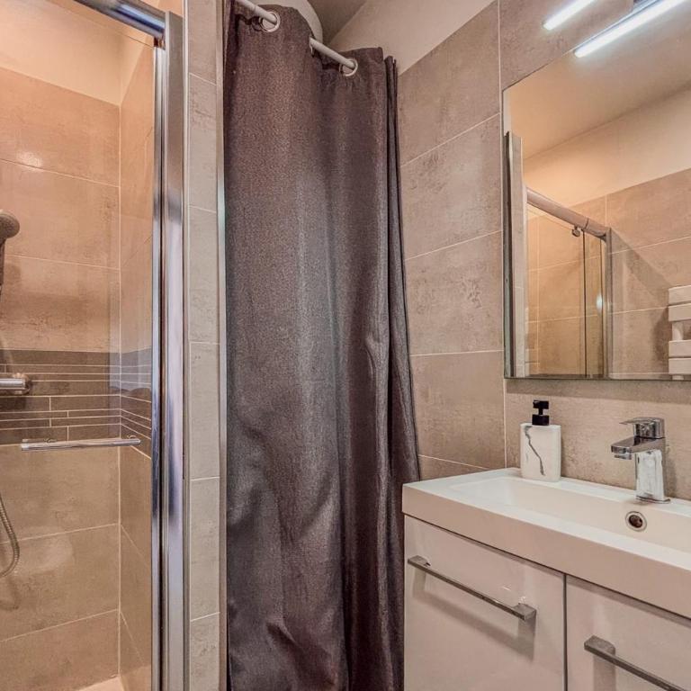 Contemporary 2P Studio Just Steps from the Beach - Studio - 11