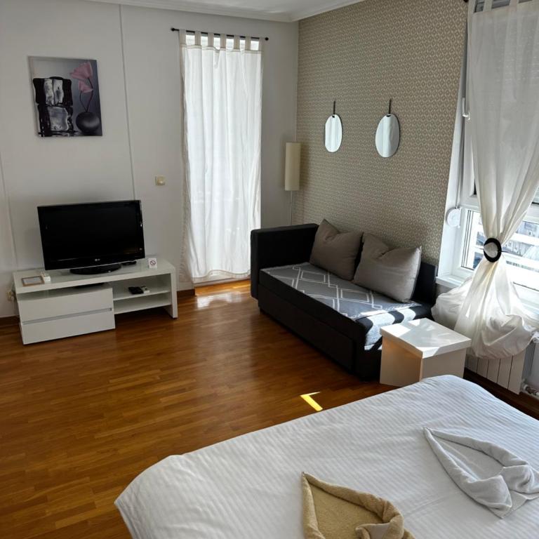 Nevena Belville Apartments - Studio with Balcony - 14