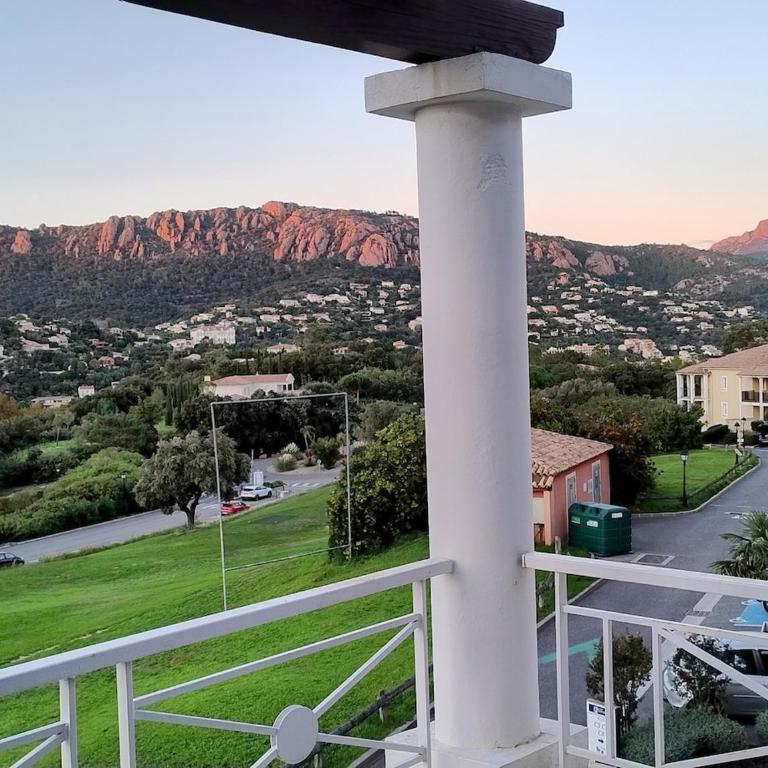 Heart of Holiday Village, near beach, WIFI, Parking, linen & clea ning included - Studio - Vue sur Montagne - 1
