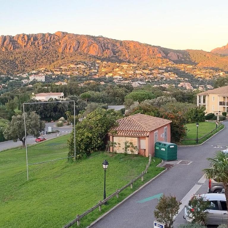 Heart of Holiday Village, near beach, WIFI, Parking, linen & clea ning included - Studio - Vue sur Montagne - 2