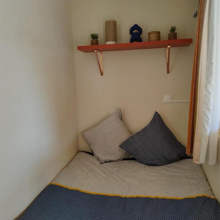 Heart of Holiday Village, near beach, WIFI, Parking, linen & clea ning included - Studio - Vue sur Montagne - 5