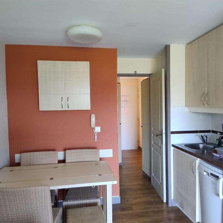 Heart of Holiday Village, near beach, WIFI, Parking, linen & clea ning included - Studio - Vue sur Montagne - 15
