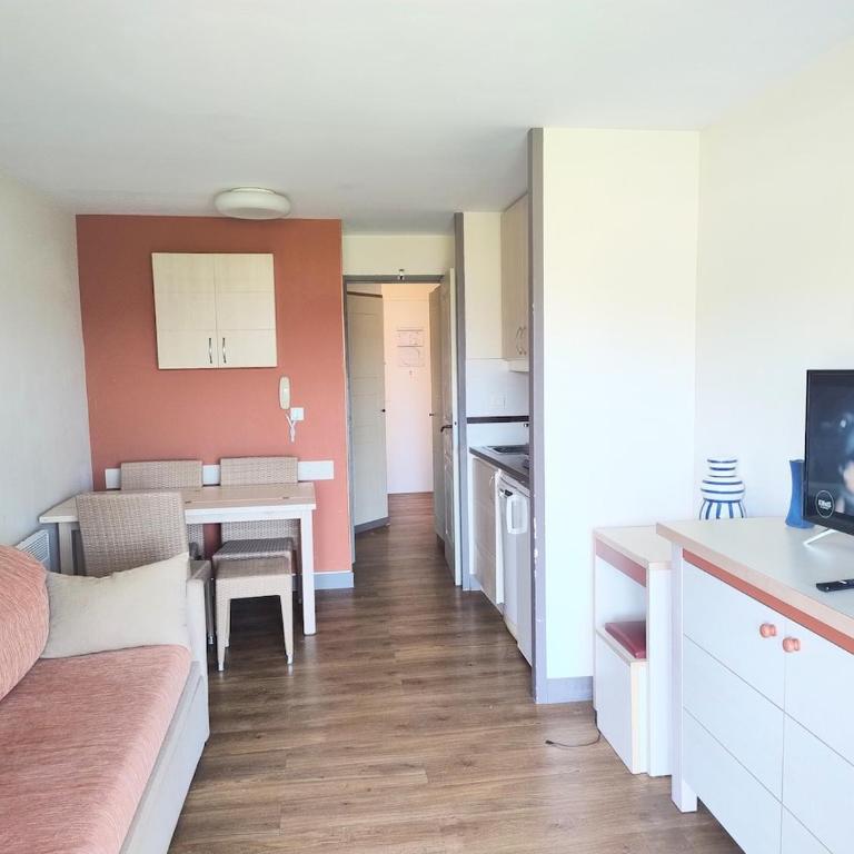 Heart of Holiday Village, near beach, WIFI, Parking, linen & clea ning included - Studio - Vue sur Montagne - 17