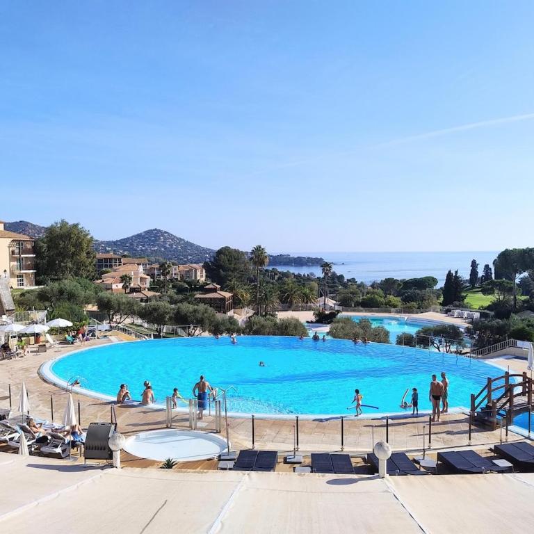 Heart of Holiday Village, near beach, WIFI, Parking, linen & clea ning included - Studio - Vue sur Montagne - 18