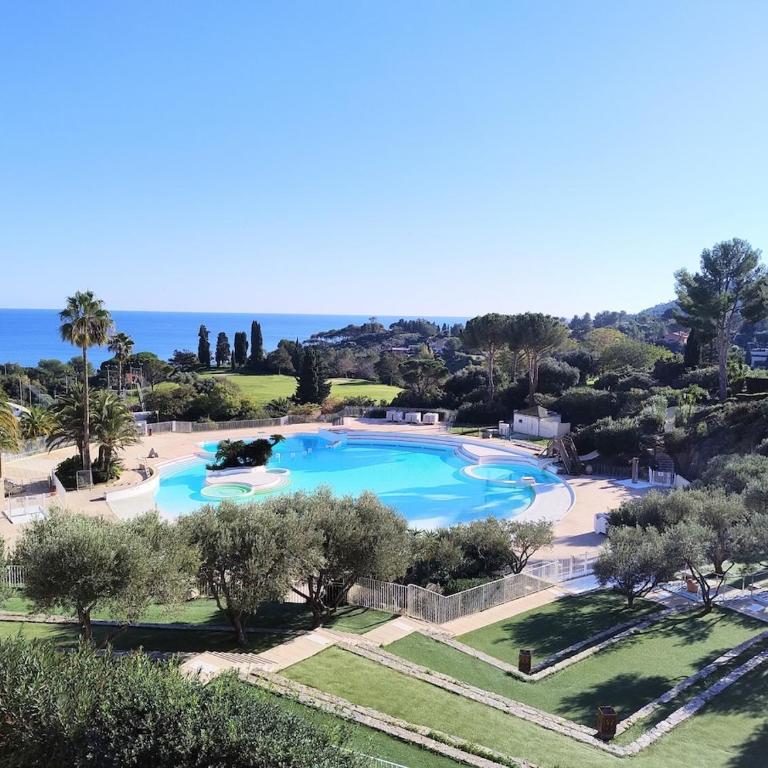 Heart of Holiday Village, near beach, WIFI, Parking, linen & clea ning included - Studio - Vue sur Montagne - 20