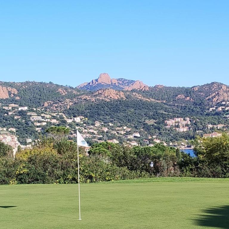 Heart of Holiday Village, near beach, WIFI, Parking, linen & clea ning included - Studio - Vue sur Montagne - 21