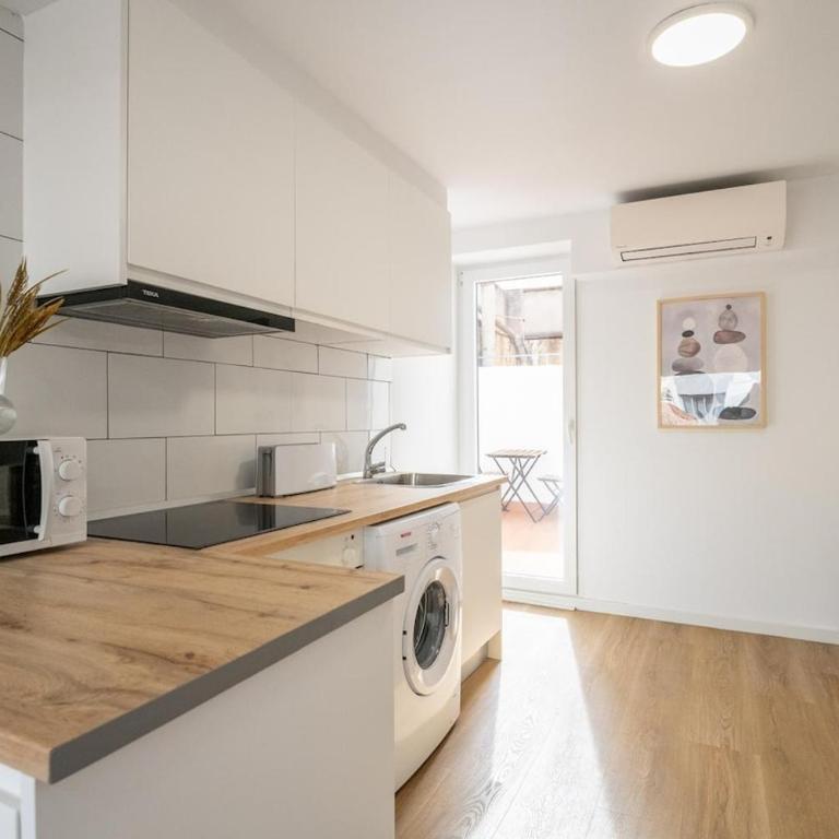 Apartment near the sea - Two-Bedroom Apartment with Terrace - 6