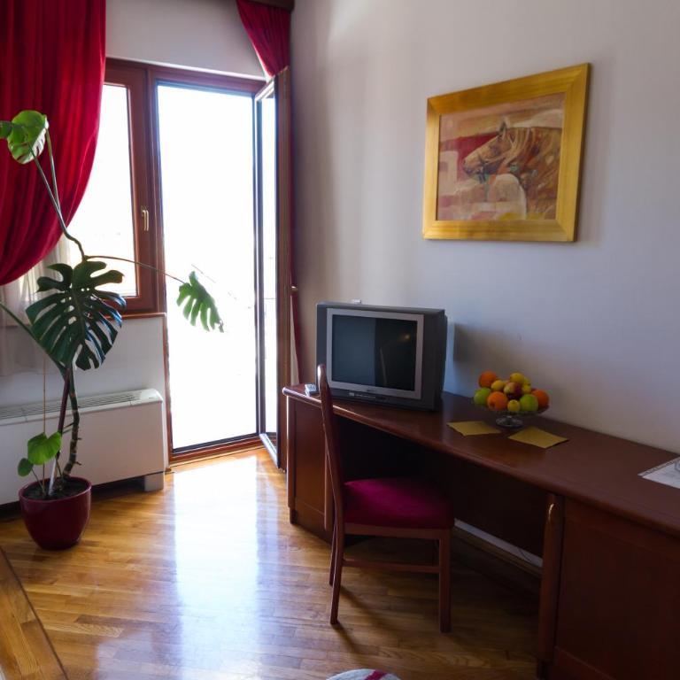 Hotel M3 - Deluks Dvokrevetna Soba sa Bračnim Krevetom - 1
