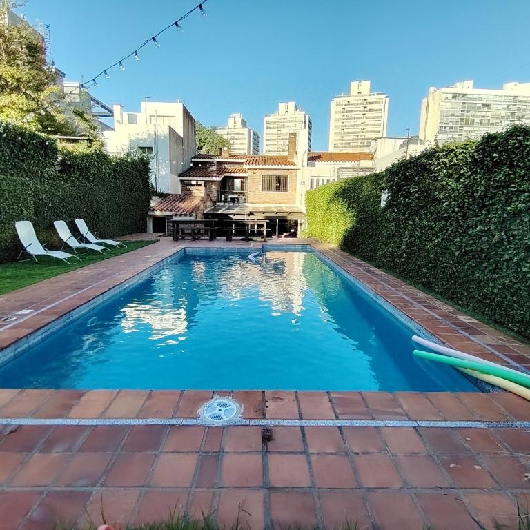 Espectacular casa de 4 dormitorios y 5 baños para 12 personas, en la mejor zona de Montevideo - Casa de 4 dormitorios - 56