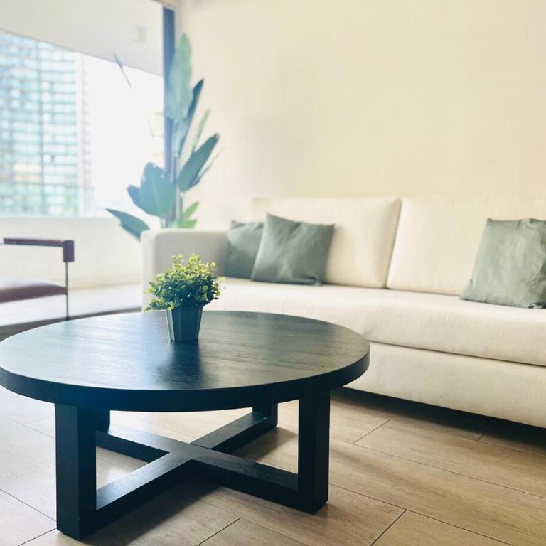 Estilo y Comodidad a pasos de Parque Arauco - Apartamento de 2 dormitorios - 1