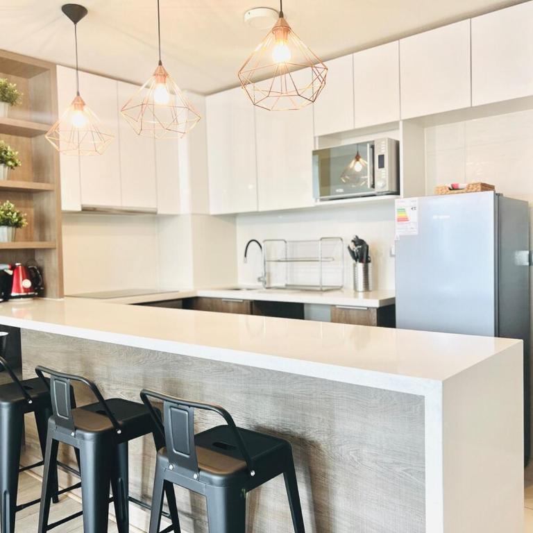 Estilo y Comodidad a pasos de Parque Arauco - Apartamento de 2 dormitorios - 10