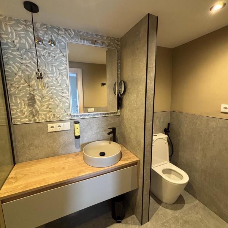 Qazris Suites - Studio Apartment with Balcony - 8