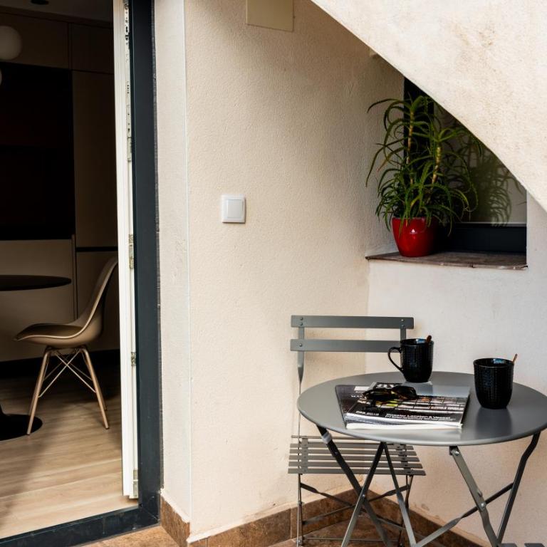 Qazris Suites - Studio with Terrace - 11
