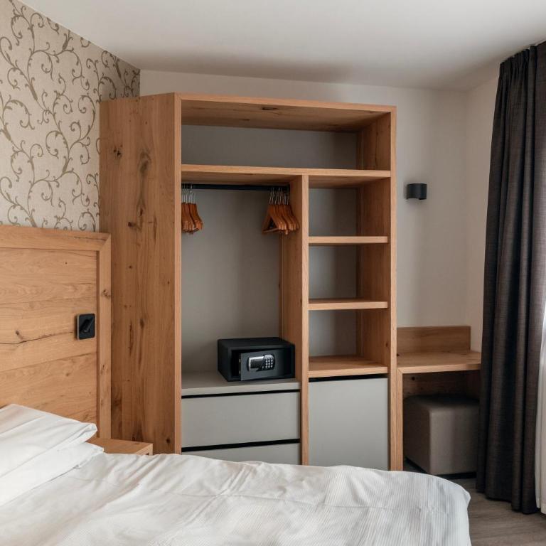 Hotel Montana - Doppelzimmer mit Zustellbett - 2
