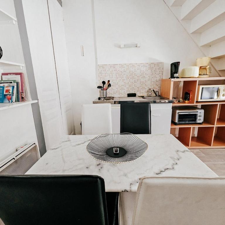 Henri, Hyper centre, Parking privé - Appartement 2 Chambres - 10