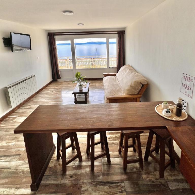 Departamentos frente al Lago Argentino - Habitación con cama grande - 8