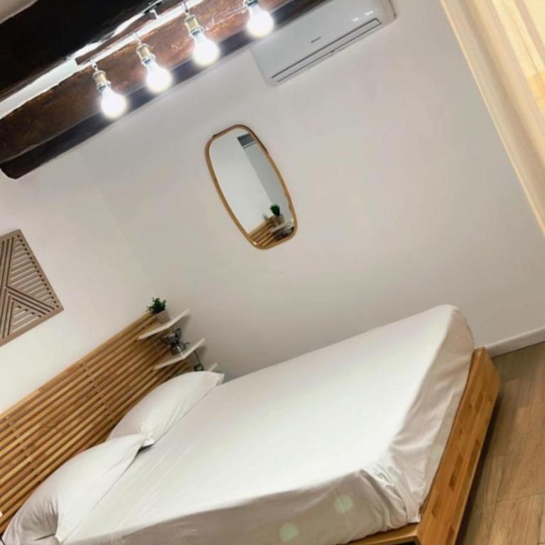 LA Dimora di Piazza Bellini - Apartment - 5