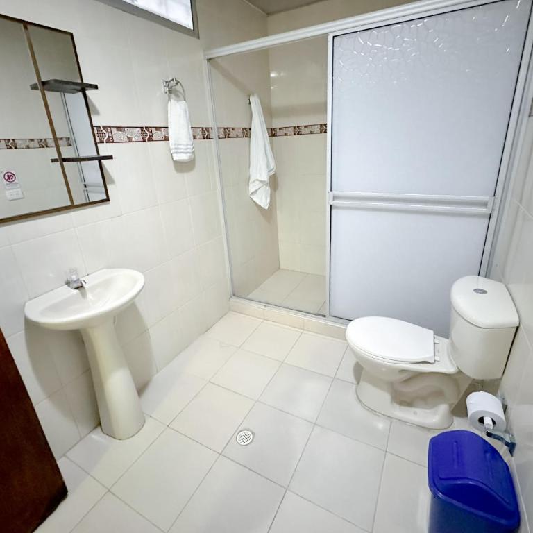Hotel Casablanca - Habitación Familiar con baño privado - 5