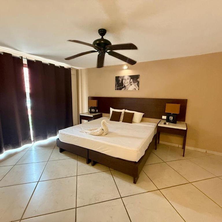 AMANÁA Hotel Boutique - Suite con cama grande y balcón - 9