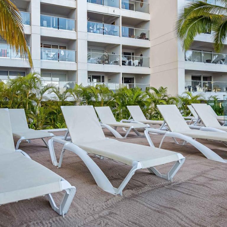 Stunning Beachfront Condo - Sea Views & Pools - Apartamento - 57