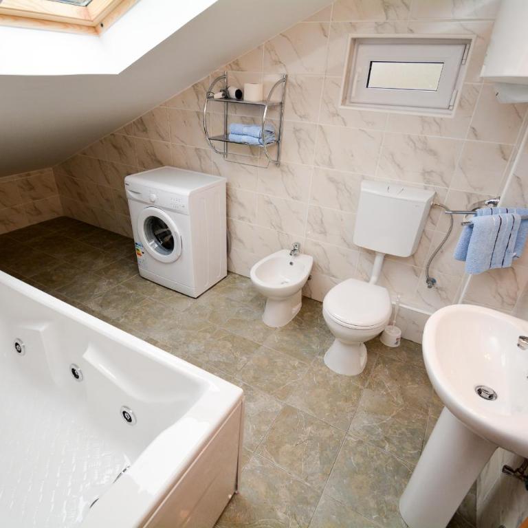Marinero Apartments - Two-Bedroom Apartment with Spa Bath - 14