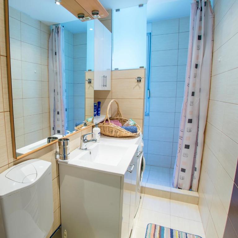 Charming Avenue Stay - One-Bedroom Apartment - 11